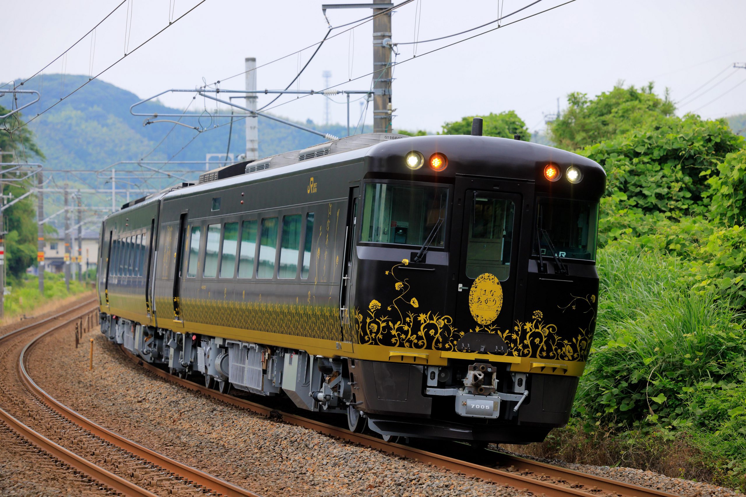 JR西日本 観光列車 『はなあかり』 に おじゃみ座布団が採用されました